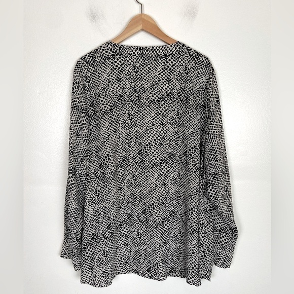 Apt. 9 Long Sleeves Top 3X Black & White Animal Print Chiffon V-Neck Button Down - Picture 2 of 9